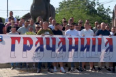 Grupa meštana Gračanice organizovano krenula u Beograd na skup Srbija jedna porodica (VIDEO)