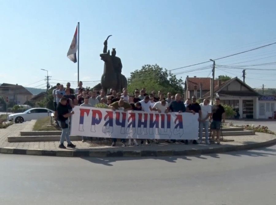 Grupa meštana Gračanice organizovano krenula u Beograd na skup Srbija jedna porodica (VIDEO)