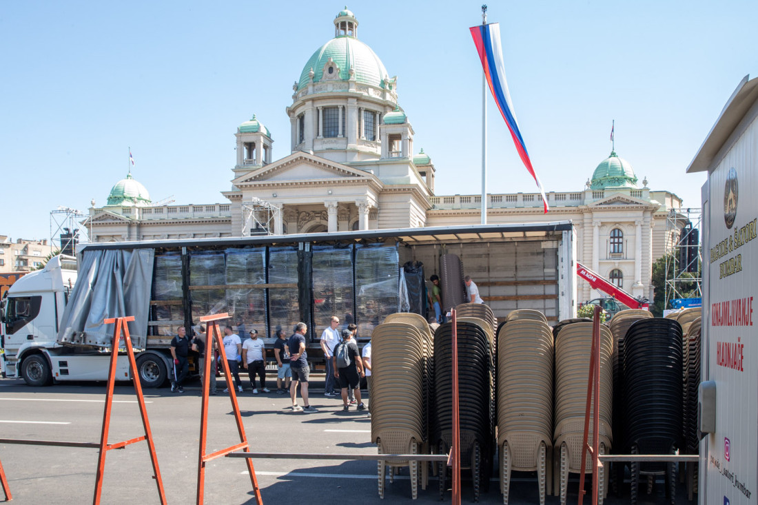 Uzavrelo ispred Skupštine: Nema stajanja zbog vrućine, svi rade za skup "Srbija jedna porodica" (FOTO/VIDEO)
