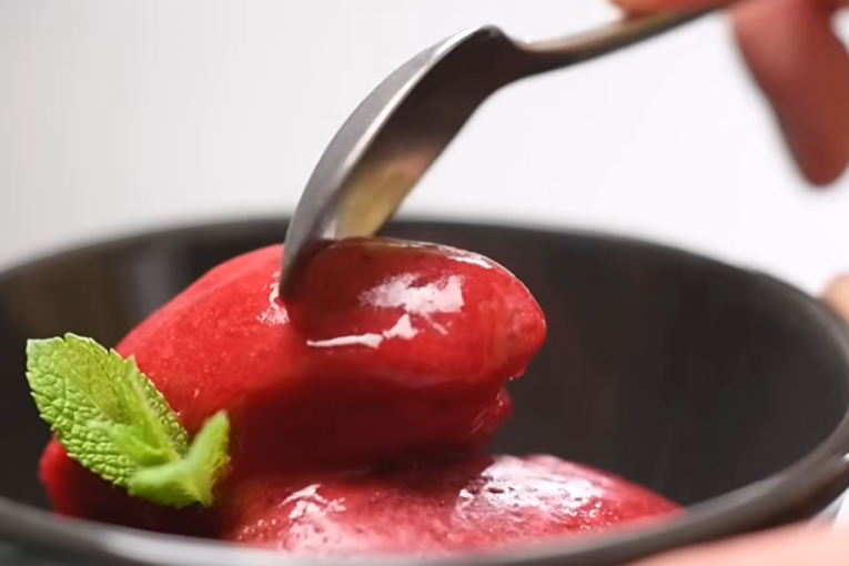 Napravite domaći sorbe od malina od samo tri sastojka: Ova ledena poslastica osvežava i lako se priprema (RECEPT)