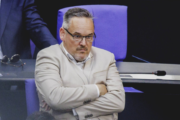 Nemački političar na stubu srama zbog nacističkog pozdrava: Pljušte kritike, cela zemlja ustala na noge (FOTO)