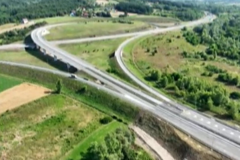 Kako funkcioniše 5G auto-put: Srbija dobila pametnu saobraćajnicu, asfalt "vidi" opasnost i upozorava vozače! (FOTO/VIDEO)