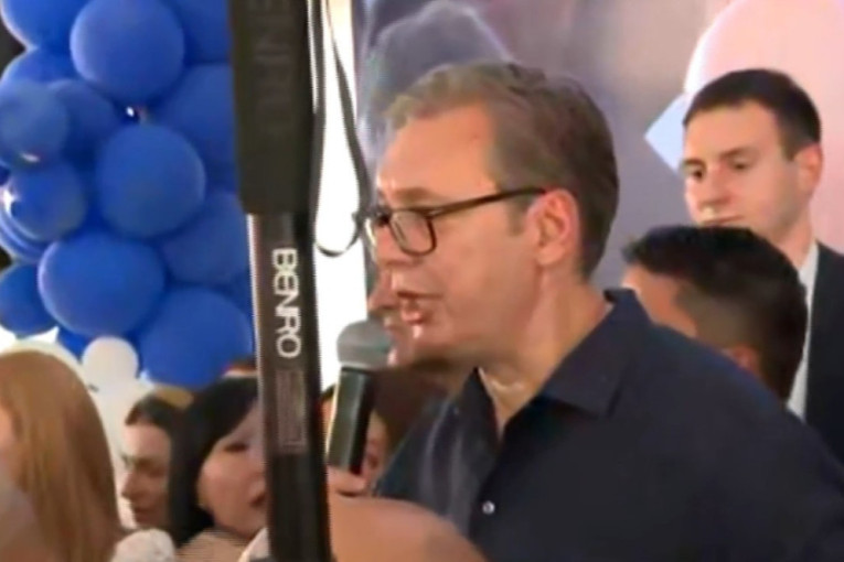 Sutra krećemo u izgradnju puta ujedinjenja, dobrodošli ste u Beograd! Vučić u Oplanićima: Srbi sa KiM mu poklonili ikonu Svetog Lazara
