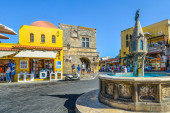 Go i bos, ali ambiciozan: Turista se popeo na vozilo Hitne pomoći, a bolje da nije! (VIDEO)