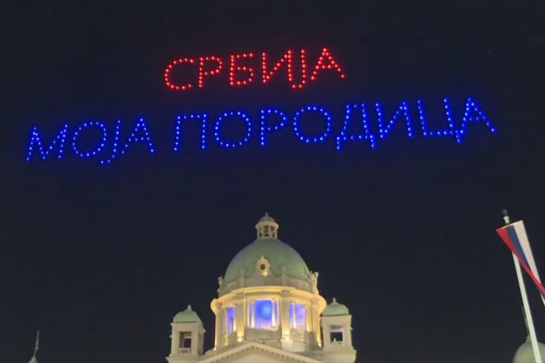 Nesvakidašnji spektakl ispred Skupštine u Beogradu: Dronovi najavili skup "Srbija – jedna porodica" (FOTO/VIDEO)