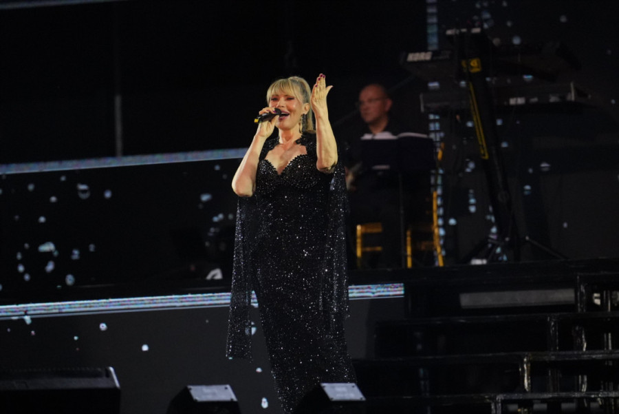 Suzana Jovanović plače nasred bine: Pevačicu slomile emocije na koncertu (FOTO)