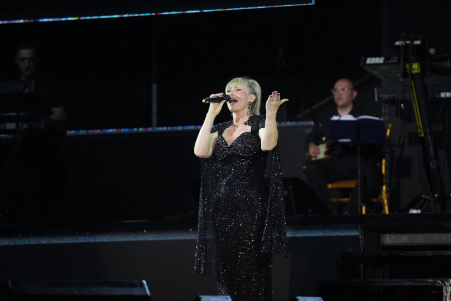 Suzana Jovanović plače nasred bine: Pevačicu slomile emocije na koncertu (FOTO)
