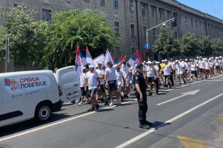 Mladost uz Vučića! Studenti iz Novog Sada stigli u srce Zemuna! (VIDEO)