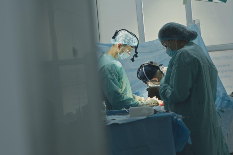 Sijamske bliznakinje uspešno razdvojene posle 40 sati operacije: Veštačka inteligencija pomogla lekarima u istorijskom zahvatu