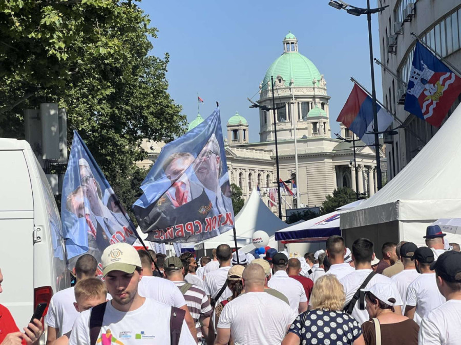 Srbija jedna porodica: Počeo muzički program, građani iz cele zemlje pristižu ispred Skupštine (FOTO/VIDEO)