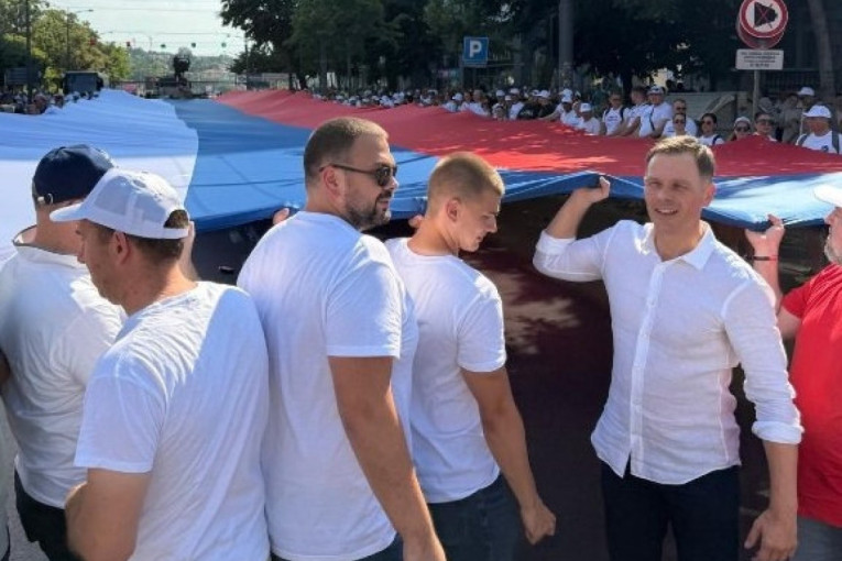 Ministar Mali sa građanima nosi najveću zastavu: Ovo je prava slika Srbije koja pobeđuje (FOTO/VIDEO)
