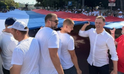 Ministar Mali sa građanima nosi najveću zastavu: Ovo je prava slika Srbije koja pobeđuje (FOTO/VIDEO)