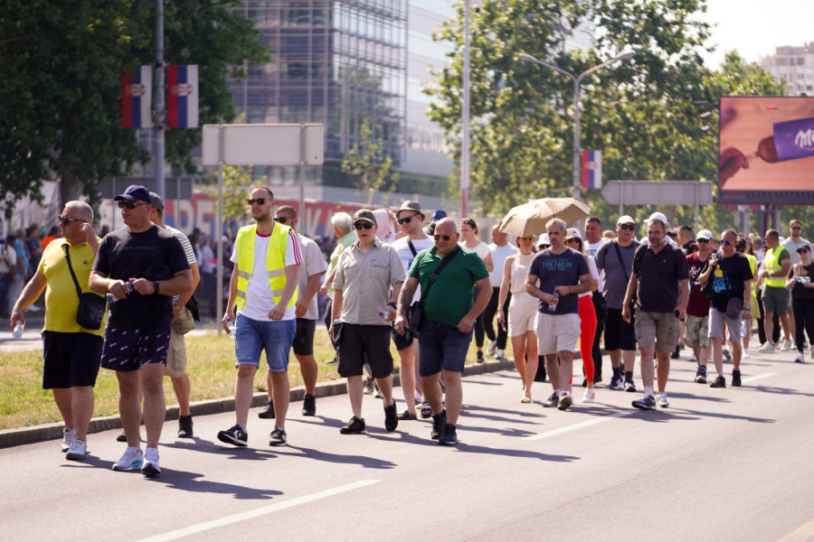 Građani sa svih strana Srbije poslali jasnu poruku iz Beograda: Dosta nam je podela, Srbija mora da ostane jedinstvena (FOTO)