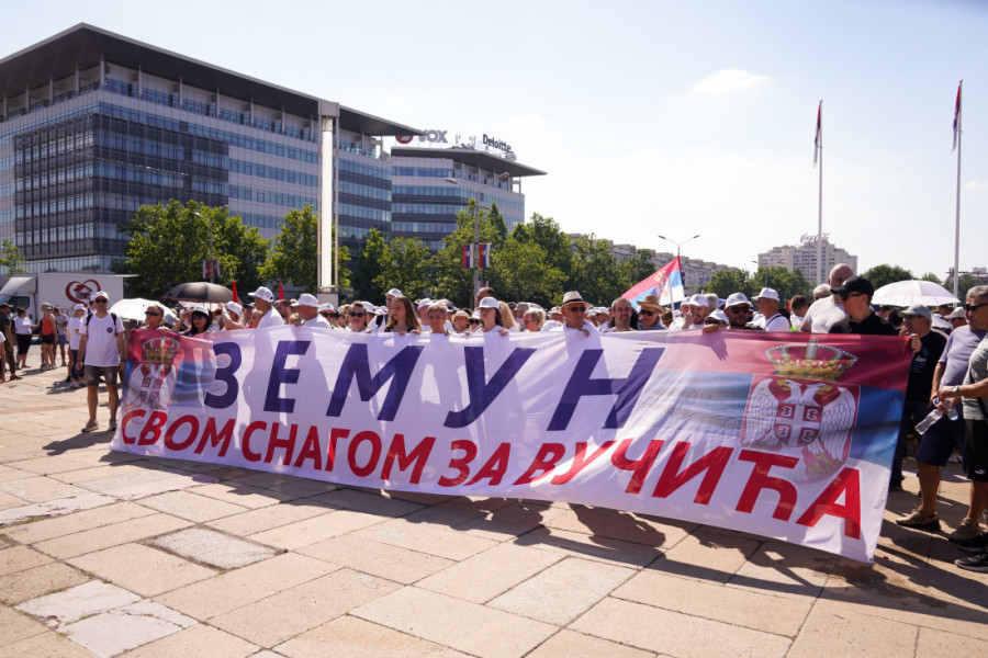 Građani sa svih strana Srbije poslali jasnu poruku iz Beograda: Dosta nam je podela, Srbija mora da ostane jedinstvena (FOTO)