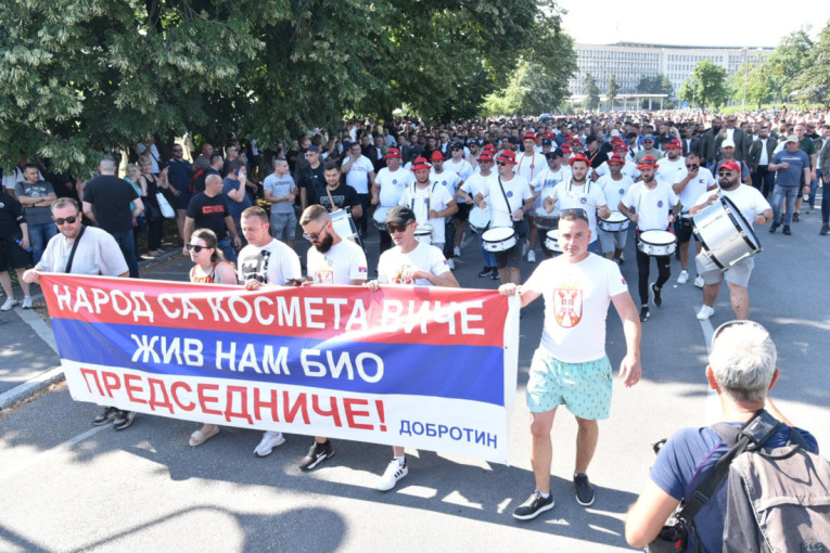 Reke ljudi krenule od Palate Srbija: Hiljade Srba sa KiM idu ka Skupštini! (FOTO/VIDEO)