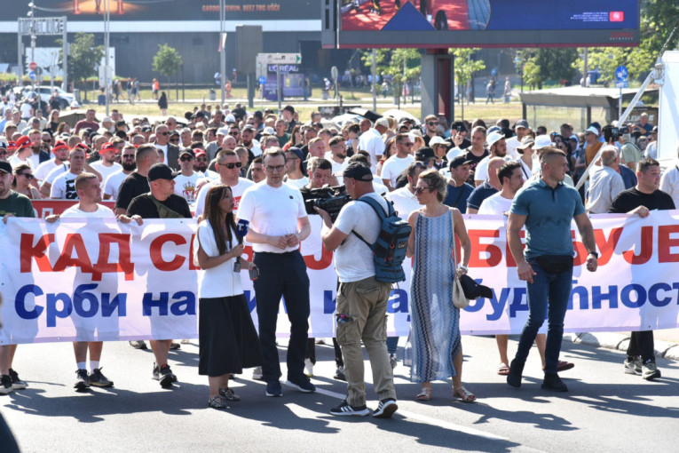 Reke ljudi krenule od Palate Srbija: Hiljade Srba sa KiM idu ka Skupštini! (FOTO/VIDEO)