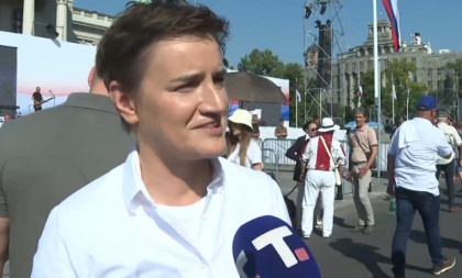 Ana Brnabić na skupu: "Atmosfera je prelepa, ljudi su srećni, zadovoljni - Srbija jeste jedna porodica"