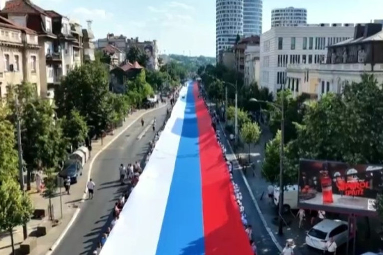 Razvijena najveća srpska zastava u istoriji: Više od 500 metara ponosa pronelo se kroz centar Beograda (FOTO/VIDEO)