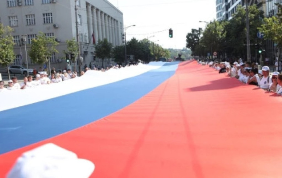 Razvijena najveća srpska zastava u istoriji: Više od 500 metara ponosa pronelo se kroz centar Beograda (FOTO/VIDEO)