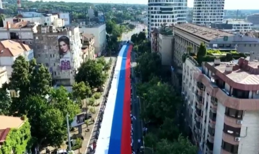 Razvijena najveća srpska zastava u istoriji: Više od 500 metara ponosa pronelo se kroz centar Beograda (FOTO/VIDEO)