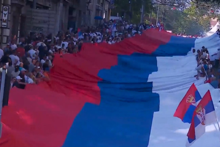 Razvijena najveća srpska zastava u istoriji: Više od 500 metara ponosa pronelo se kroz centar Beograda (FOTO/VIDEO)