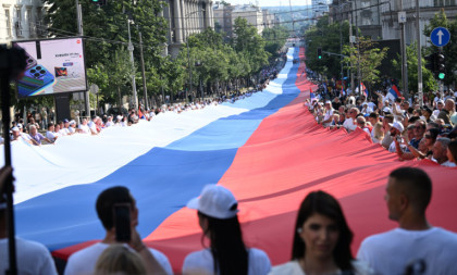 Razvijena najveća srpska zastava u istoriji: Više od 500 metara ponosa pronelo se kroz centar Beograda (FOTO/VIDEO)