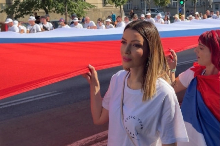 Ministarka pod najvećom srpskom zastavom: Nosi trobojku sa hiljade građana: "Uz predsednika, uz zastavu"