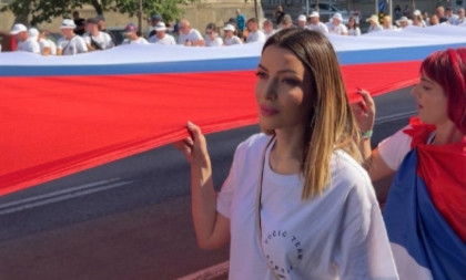Ministarka pod najvećom srpskom zastavom: Nosi trobojku sa hiljade građana: "Uz predsednika, uz zastavu"