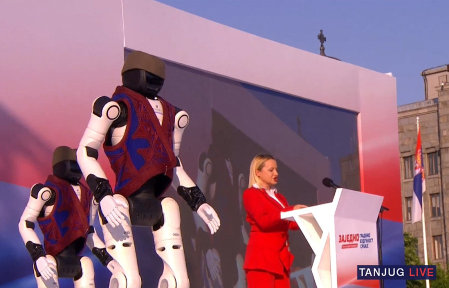 Roboti Milutin i Dragutin odigrali "moravac" pred hiljadama ljudi: Spektakl otvorio glavni program skupa u Beogradu (VIDEO)