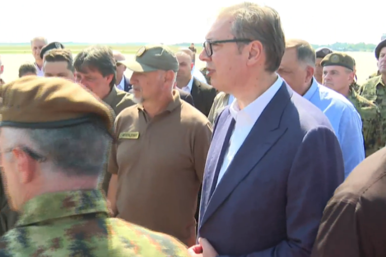 Predsednik Vučić u Batajnici: Vojska Srbije prikazuje svoju novu moć! (VIDEO)