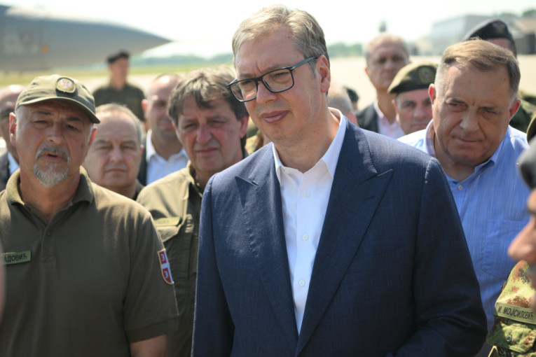 Vučić na prikazu novog naoružanja Vojske Srbije: Dolazi nam i još nešto o čemu ne mogu da govorim (FOTO/VIDEO)