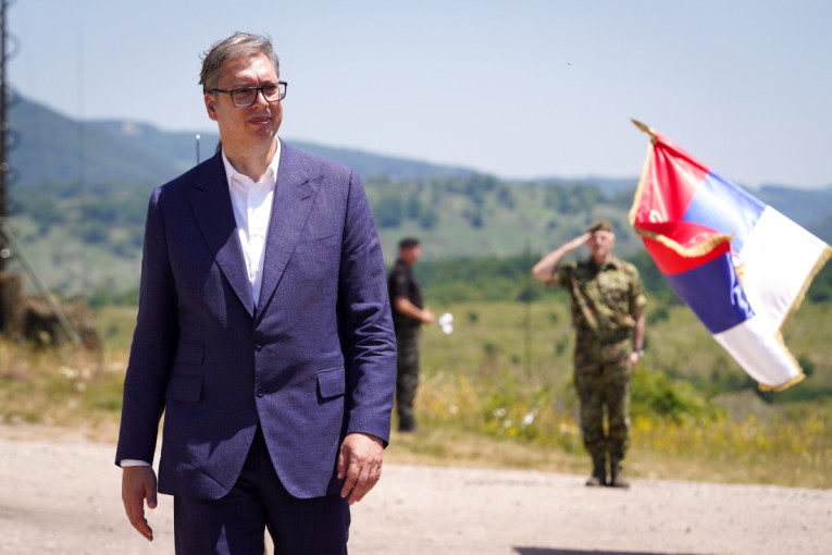 Predsednik čestitao Dan avijacije: Ponosni na tradiciju i sve jači na nebu