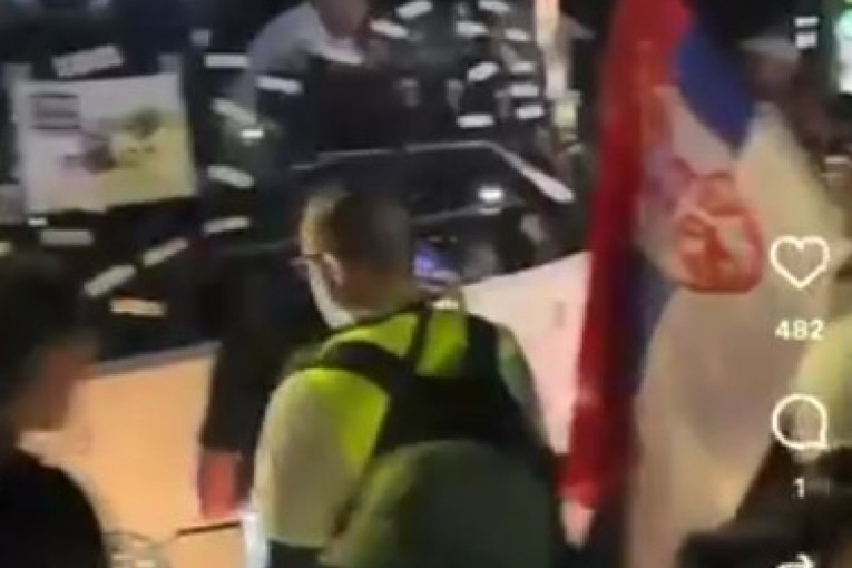 Evo šta radi šačica zgubidana: Stali ispred autobusa i narodu koji je došao da podrži predsednika nisu dali da prođe! (VIDEO)