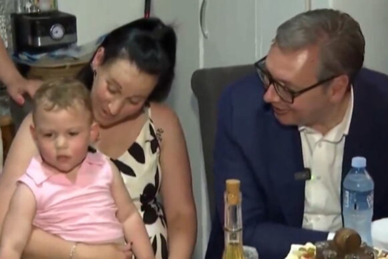 Vučić u poseti porodici Veljković: "Narod ovde nije bogat, ali su dobri domaćini! Petoro dece, blago Srbije"