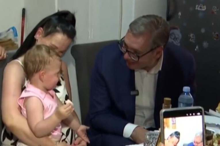 Vučić u poseti porodici Veljković: "Narod ovde nije bogat, ali su dobri domaćini! Petoro dece, blago Srbije"