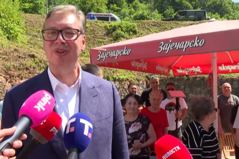 Vučić se poklonio moštima kneza Lazara: Predsednik u manastiru Ravanica! (FOTO/VIDEO)