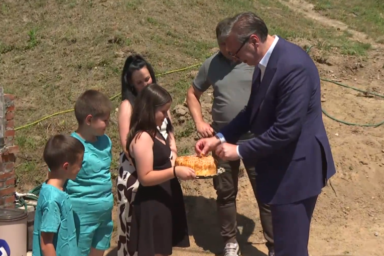 Vučić se poklonio moštima kneza Lazara: Predsednik u manastiru Ravanica! (FOTO/VIDEO)