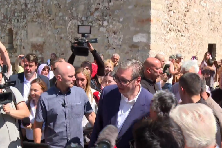 Vučić se poklonio moštima kneza Lazara: Predsednik u manastiru Ravanica