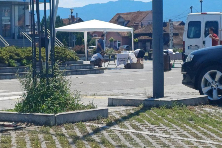 "Pešačio sam 60 kilometara, a onda su mi ukrali bateriju!" Učesnik skupa u Kraljevu besan na svoje blokadere (VIDEO)