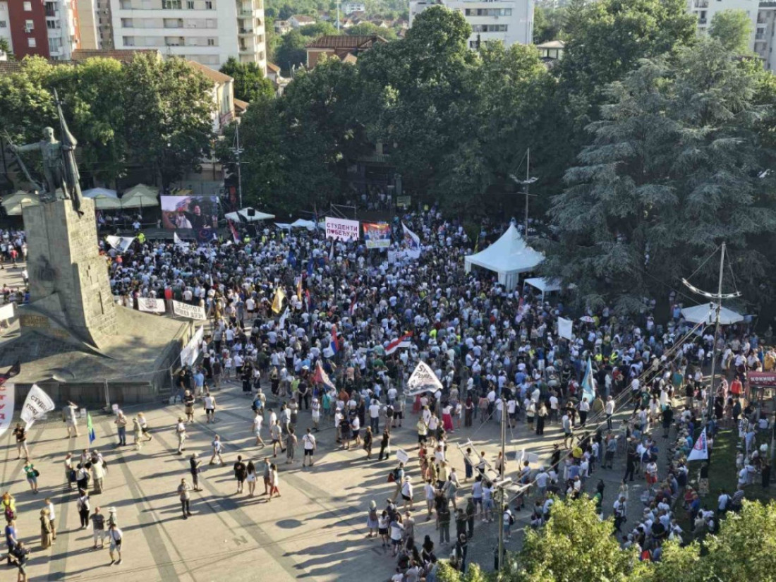 Sve se vidi na Vidovdan! Pola malenog trga u Kraljevu prazno - blokaderski skup doživeo debakl (FOTO)