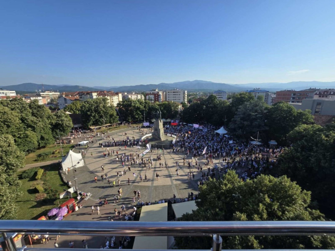 Sve se vidi na Vidovdan! Pola malenog trga u Kraljevu prazno - blokaderski skup doživeo debakl (FOTO)