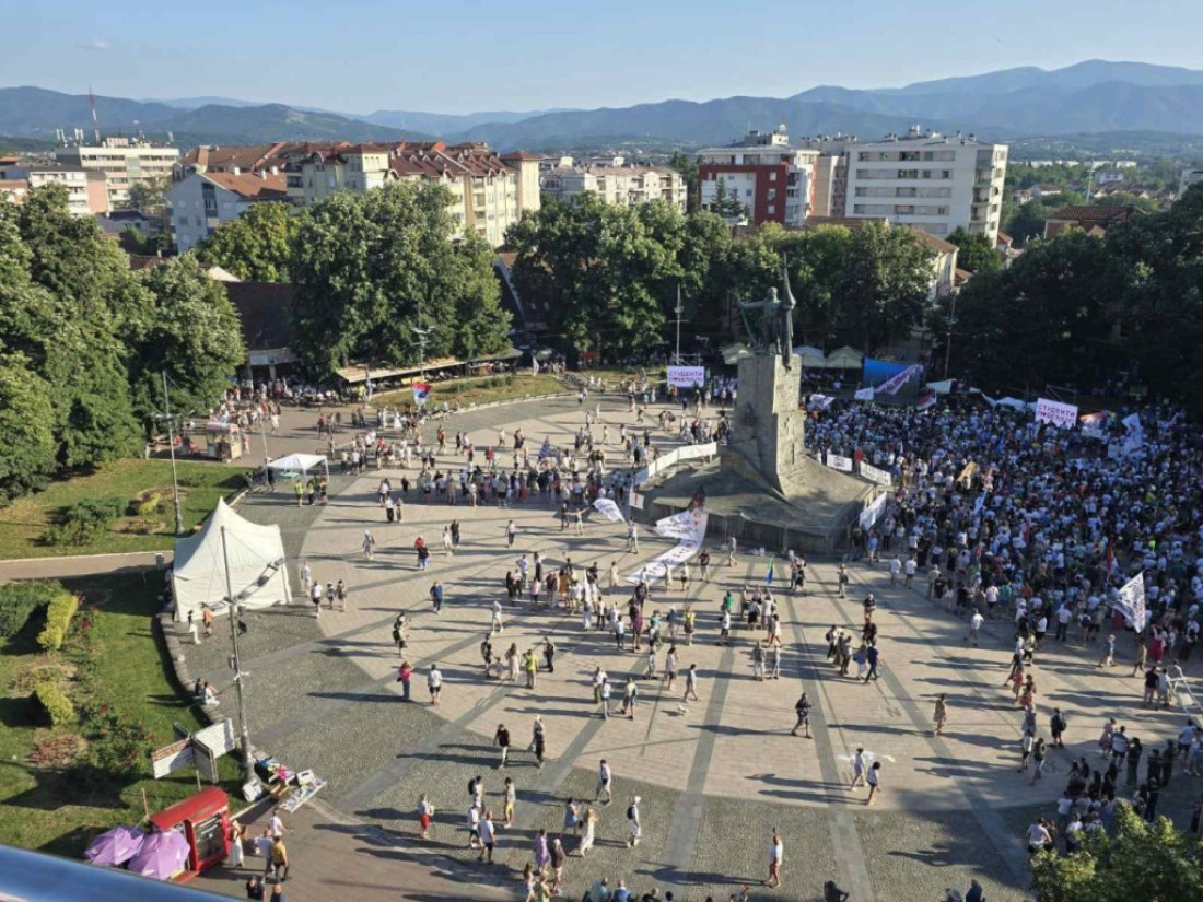 Sve se vidi na Vidovdan! Pola malenog trga u Kraljevu prazno - blokaderski skup doživeo debakl (FOTO)