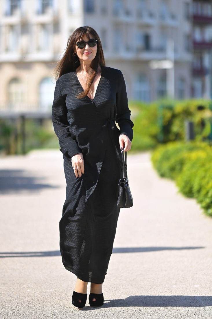Glamur na crvenom tepihu u Francuskoj: Monika Beluči i snaga minimalističke elegancije (FOTO)