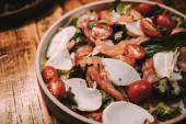 Bez kuvanja i teških sastojaka: Mediteranska salata sa lososom donosi osveženje tokom letnjih vrućina (RECEPT)