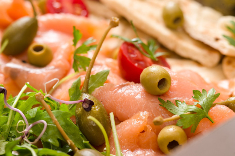 Bez kuvanja i teških sastojaka: Mediteranska salata sa lososom donosi osveženje tokom letnjih vrućina (RECEPT)