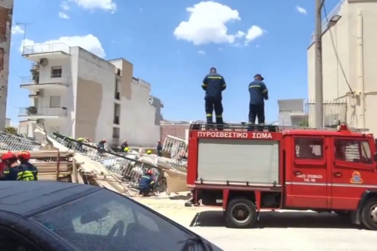 Srušila se zgrada u Atini! Ljudi ostali zarobljeni ispod ruševina (VIDEO)