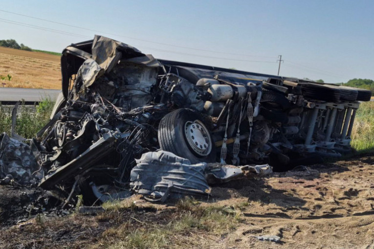 Stravični prizori sa puta Irig–Ruma: Uklonjeni kamioni nakon tragedije, fotografije lede krv u žilama (FOTO)