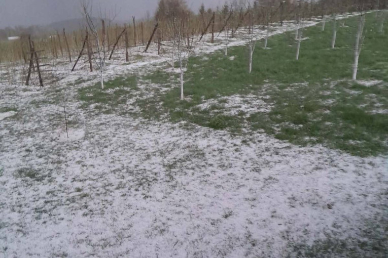 Nevreme pogodilo Čačak, krupan grad “tukao” u Prijevoru: Dvorišta obelela za samo nekoliko minuta