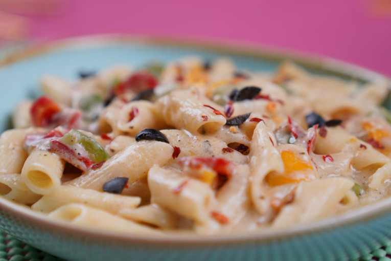 Recept dana: Osvežavajuća letnja pasta salata u kiselo-ljutom sosu savršena je kad želite lagan, a zasitan obrok