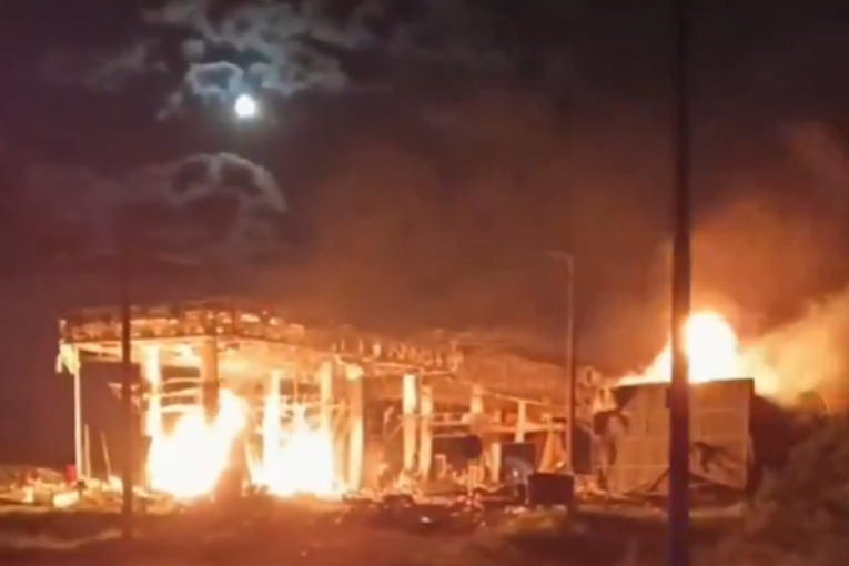 Rusija i Ukrajina udarile jako! Gore benzinske pumpe, pogođen i minibus, mrtvi se broje na obe strane (VIDEO/FOTO)